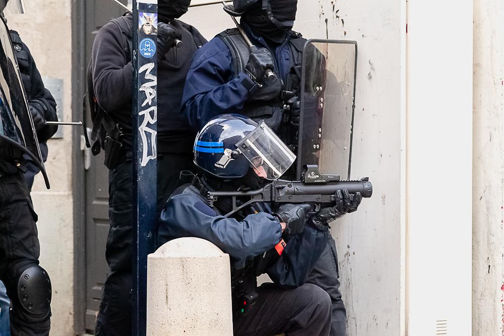 Polizeieinsatz im Umfeld der Gelbwestenproteste, 02.03.2019. Patrice CALATAYU / Flickr. Via Wikimedia Commons. Kontextbild; keine Aussage über den Hersteller einer eingesetzten Munitionscharge. Lizenzprüfung: 2026-09-26. Polizeieinsatz im Umfeld der Gelbwestenproteste, 02.03.2019. Patrice CALATAYU / Flickr. Via Wikimedia Commons. Kontextbild; keine Aussage über den Hersteller einer eingesetzten Munitionscharge. Lizenzprüfung: 2026-09-26.