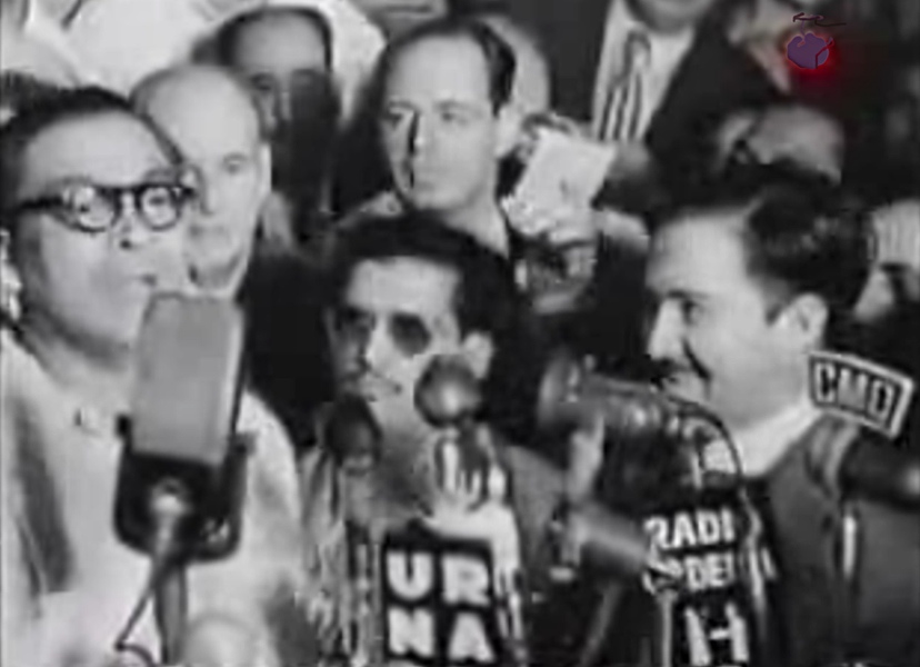 Fulgencio Batista bei der Pressekonferenz nach seinem Putsch, Havanna, 10. März 1952. Urheber unbekannt; historische Aufnahme, über cuba1952-1959.blogspot.com. Via Wikimedia Commons. Rechtebegründung auf der Dateiseite. Lizenzprüfung: 26.09.2026. Fulgencio Batista bei der Pressekonferenz nach seinem Putsch, Havanna, 10. März 1952. Urheber unbekannt; historische Aufnahme, über cuba1952-1959.blogspot.com. Via Wikimedia Commons. Rechtebegründung auf der Dateiseite. Lizenzprüfung: 26.09.2026.