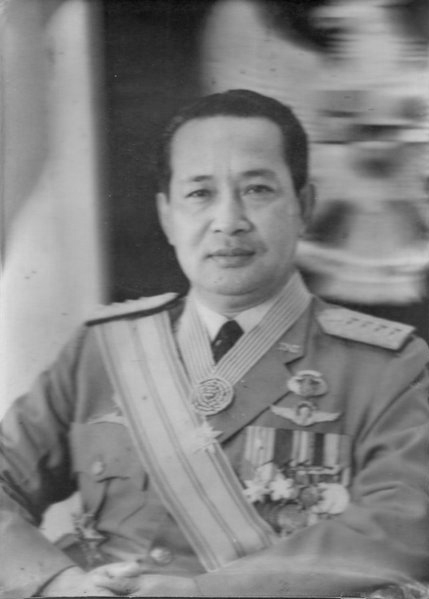 Offizielles Porträt Suhartos, 1968. Indonesische Streitkräfte; Prajurit Indonesia Masa Kini (1981). Via Wikimedia Commons. Kontextporträt. Lizenzprüfung: 2026-09-26. Offizielles Porträt Suhartos, 1968. Indonesische Streitkräfte; Prajurit Indonesia Masa Kini (1981). Via Wikimedia Commons. Kontextporträt. Lizenzprüfung: 2026-09-26.