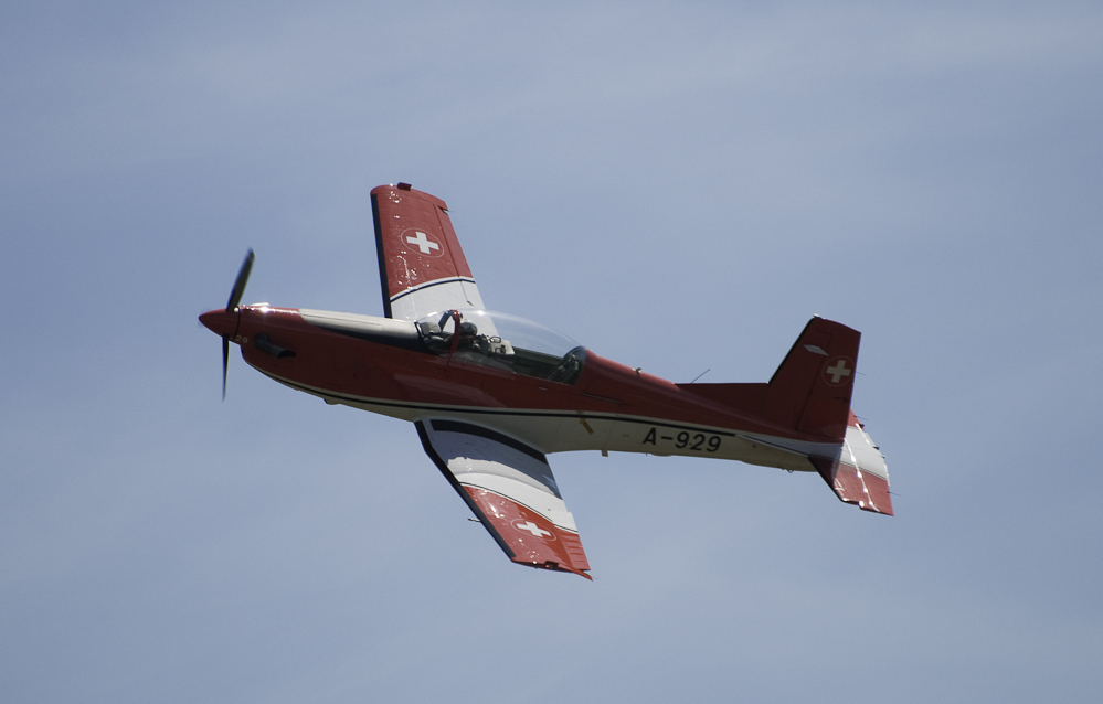 Pilatus PC-7 der Schweizer Luftwaffe, Grenchen, 26.06.2010. Yannick Bammert / Flickr. Via Wikimedia Commons. Typenbild; kein Nachweis der konkreten Lieferung. Lizenzprüfung: 2026-09-26. Pilatus PC-7 der Schweizer Luftwaffe, Grenchen, 26.06.2010. Yannick Bammert / Flickr. Via Wikimedia Commons. Typenbild; kein Nachweis der konkreten Lieferung. Lizenzprüfung: 2026-09-26.