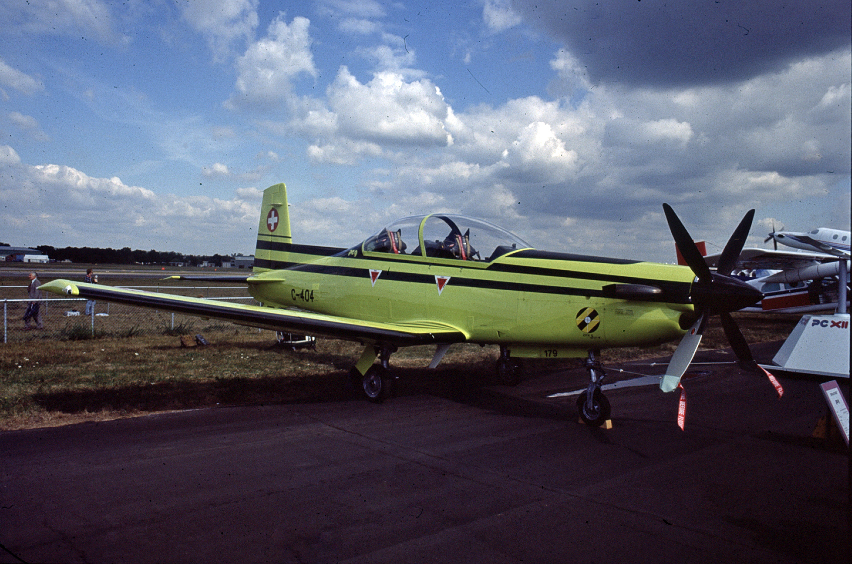Pilatus PC-9. Les Chatfield / Flickr. Via Wikimedia Commons. Typenbild; kein Nachweis der konkreten Lieferung. Lizenzprüfung: 2026-09-26. Pilatus PC-9. Les Chatfield / Flickr. Via Wikimedia Commons. Typenbild; kein Nachweis der konkreten Lieferung. Lizenzprüfung: 2026-09-26.