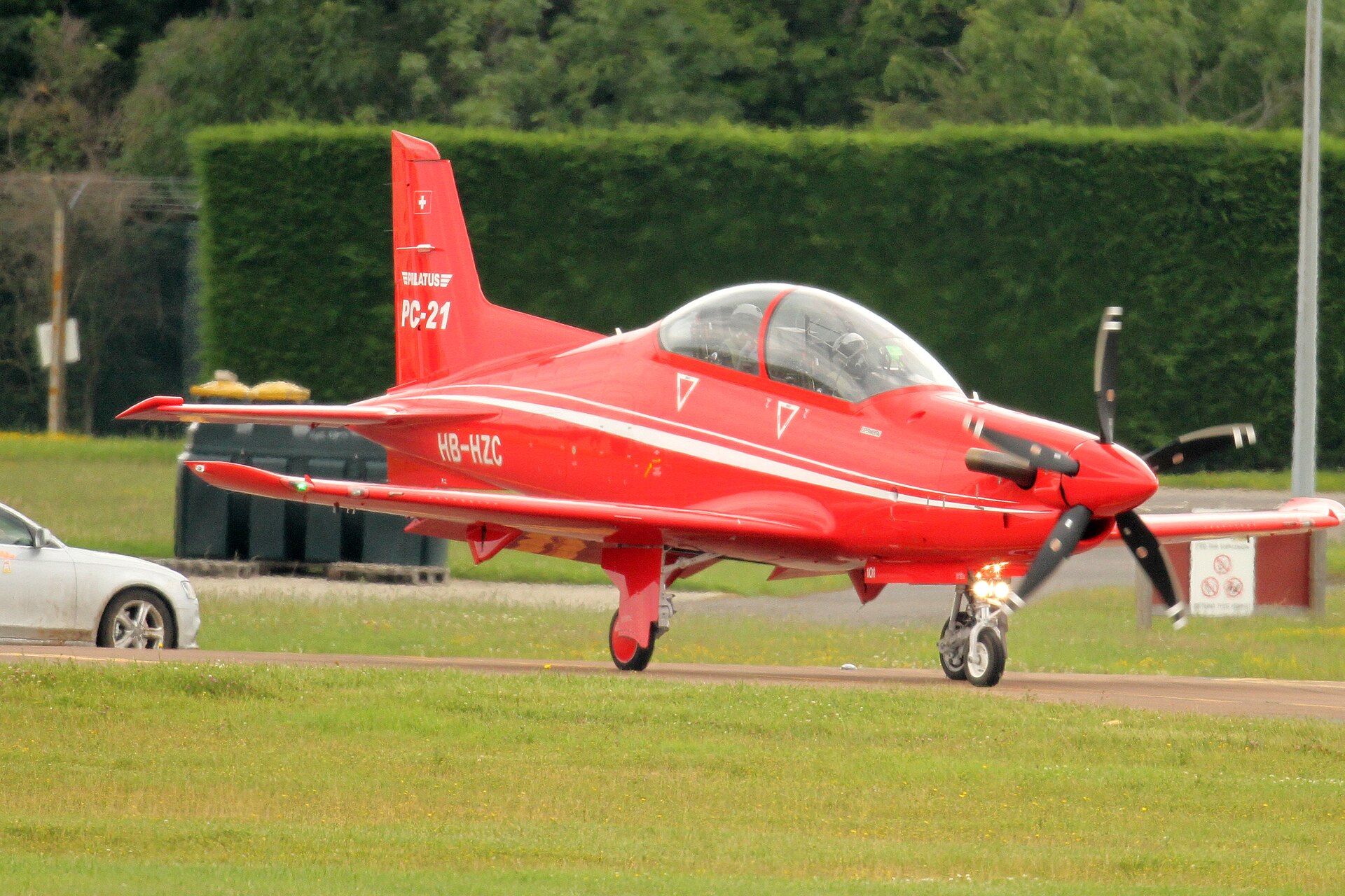 Pilatus PC-21 am RIAT, 08.07.2012. Ronnie Macdonald / Flickr. Via Wikimedia Commons. Typenbild; kein Nachweis der konkreten Lieferung. Lizenzprüfung: 2026-09-26. Pilatus PC-21 am RIAT, 08.07.2012. Ronnie Macdonald / Flickr. Via Wikimedia Commons. Typenbild; kein Nachweis der konkreten Lieferung. Lizenzprüfung: 2026-09-26.