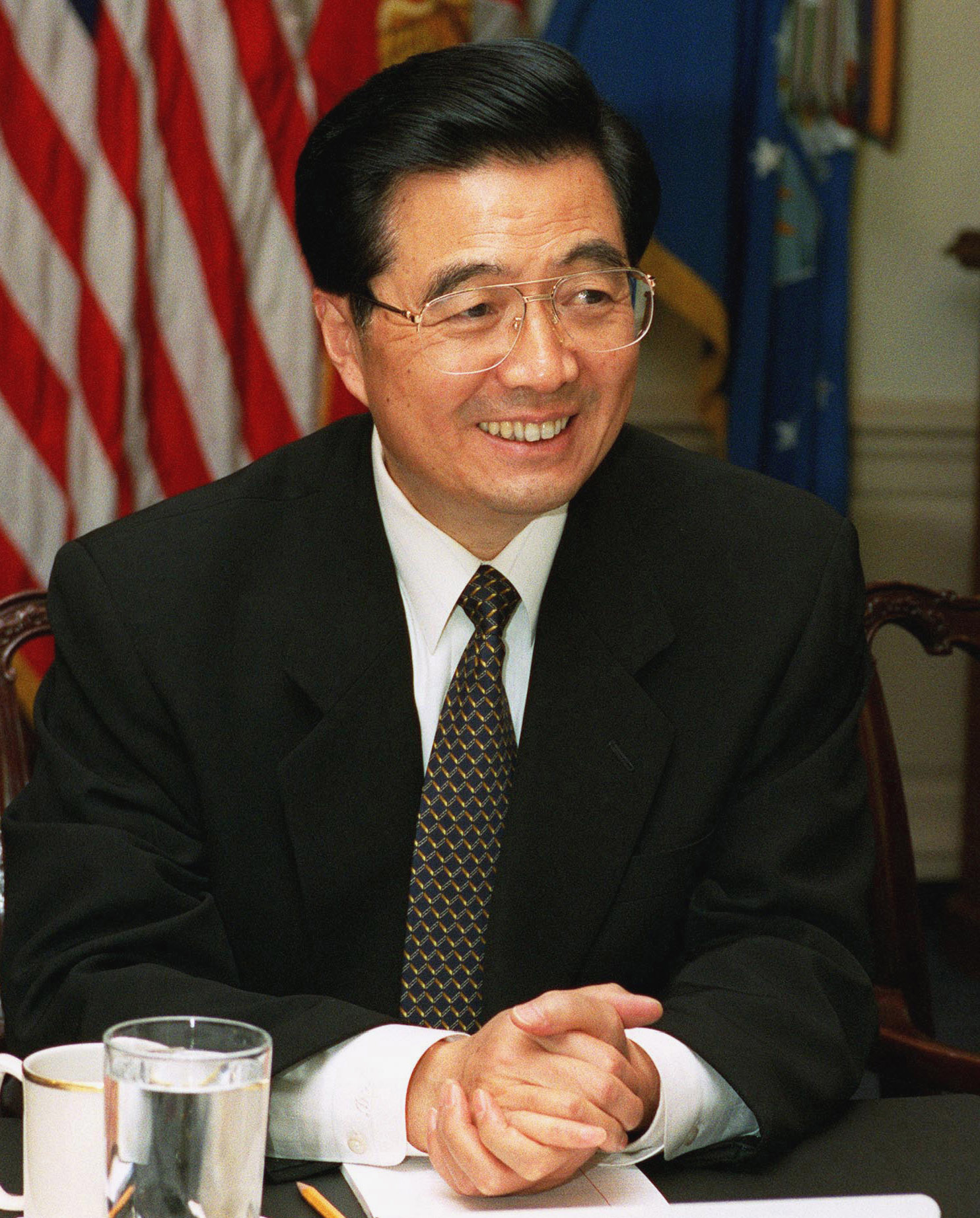 Hu Jintao im Pentagon, 01.05.2002; Ausschnitt. Helene C. Stikkel / U.S. Department of Defense. Via Wikimedia Commons. Kontextporträt. Lizenzprüfung: 2026-09-26. Hu Jintao im Pentagon, 01.05.2002; Ausschnitt. Helene C. Stikkel / U.S. Department of Defense. Via Wikimedia Commons. Kontextporträt. Lizenzprüfung: 2026-09-26.