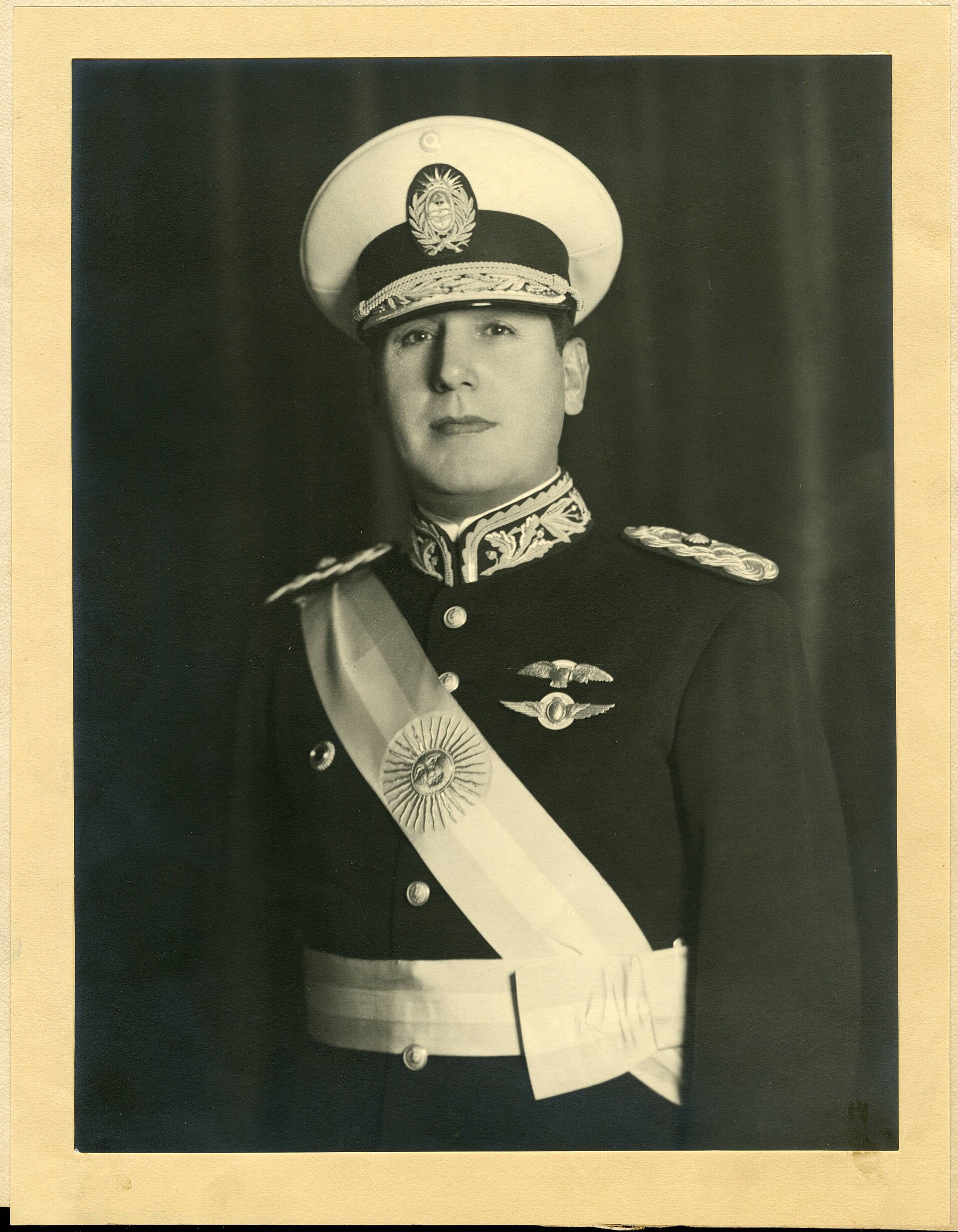 Juan Domingo Perón, 1940. Urheber unbekannt / Biblioteca Virtual de Defensa / Wikimedia Commons. Via Wikimedia Commons. Kontextporträt; CC0-Kennzeichnung der Dateiseite. Lizenzprüfung: 2026-09-26. Juan Domingo Perón, 1940. Urheber unbekannt / Biblioteca Virtual de Defensa / Wikimedia Commons. Via Wikimedia Commons. Kontextporträt; CC0-Kennzeichnung der Dateiseite. Lizenzprüfung: 2026-09-26.