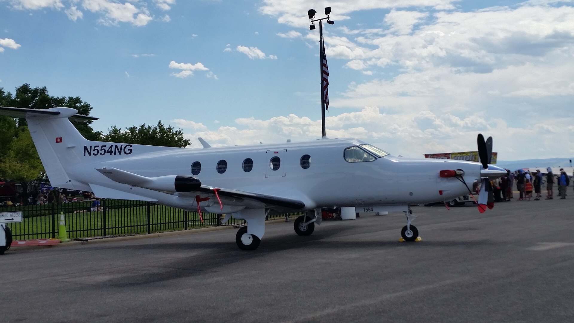 Pilatus PC-12 in Broomfield, Colorado, 15.08.2015. Kbeamsde / Wikimedia Commons (Eigenaufnahme). Via Wikimedia Commons. Ziviles Typenbild; zeigt nicht das konkret umgerüstete Aufklärungsflugzeug. Lizenzprüfung: 2026-09-26. Pilatus PC-12 in Broomfield, Colorado, 15.08.2015. Kbeamsde / Wikimedia Commons (Eigenaufnahme). Via Wikimedia Commons. Ziviles Typenbild; zeigt nicht das konkret umgerüstete Aufklärungsflugzeug. Lizenzprüfung: 2026-09-26.